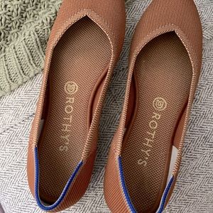 Cute Rothys flats in super stylist color
